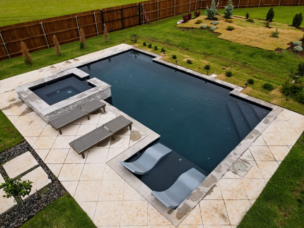 An inground pool with a perle noire aquaBRIGHT finish.